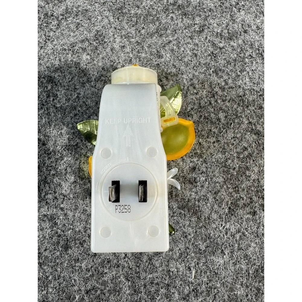 BATH & BODY WORKS LEMON ON BRANCH SCENT CONTROL NIGHTLIGHT PLUG IN